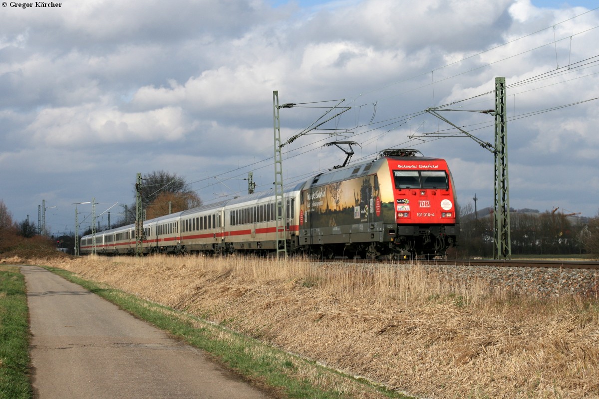 101 016 Packendes Südafrika Giraffenmotiv mit einem IC nach Stuttgart bei Bad Schönborn, 10.03.2013.