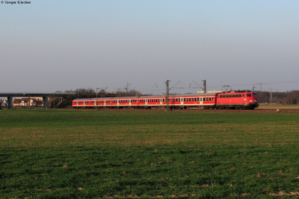 110 446 mit der abendlichen RB 2 bei Graben-Neudorf, 22.03.2012.