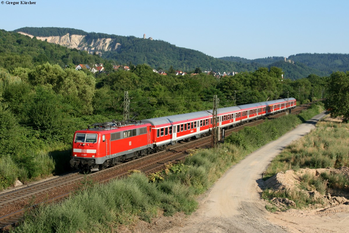 111 097 mit einer RB von Heidelberg nach Frankfurt bei Weinheim-Sulzbach, 21.07.2013.