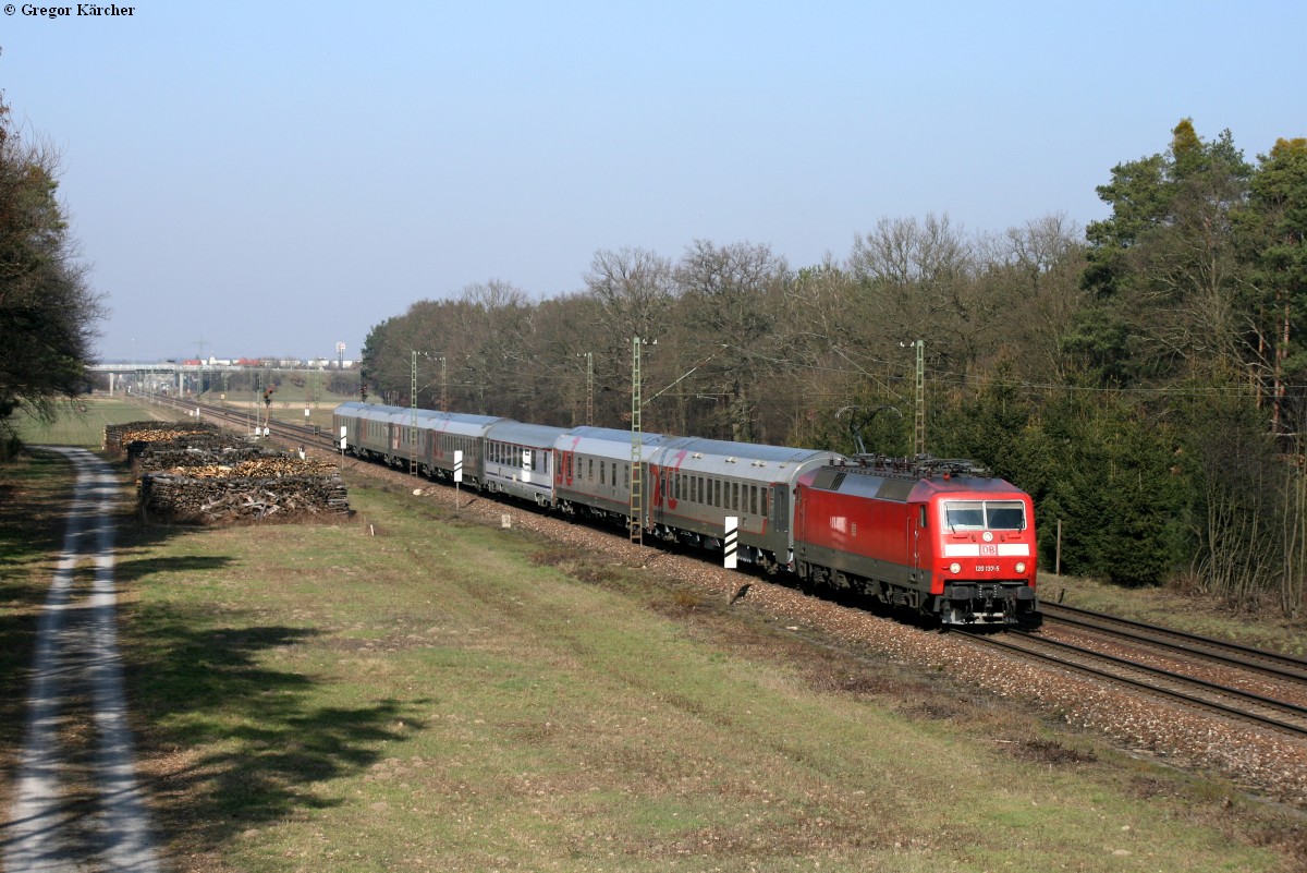 120 137 mit dem EuroNight Moskau-Paris in der Waldschneise bei Graben-Neudorf. Aufgenommen am 05.03.2013.