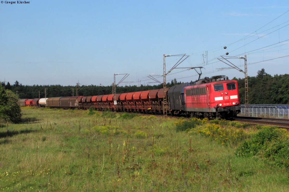 151 002 mit einem gemischten Güterzug Richtung Süden im Waghäuseler Bogen am 01.09.2011.