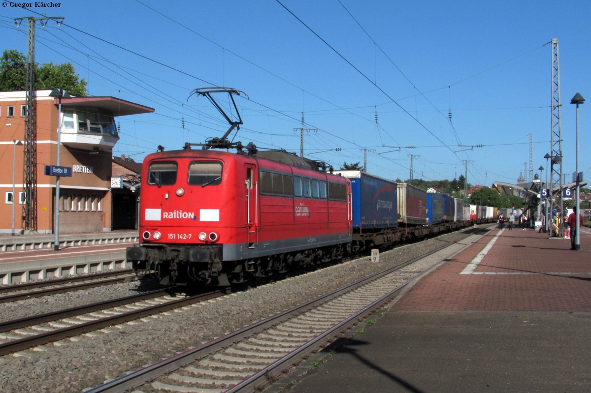 151 142 mit einem KT Richtung Norden durch den Bahnhof Bretten, 14.09.2011.