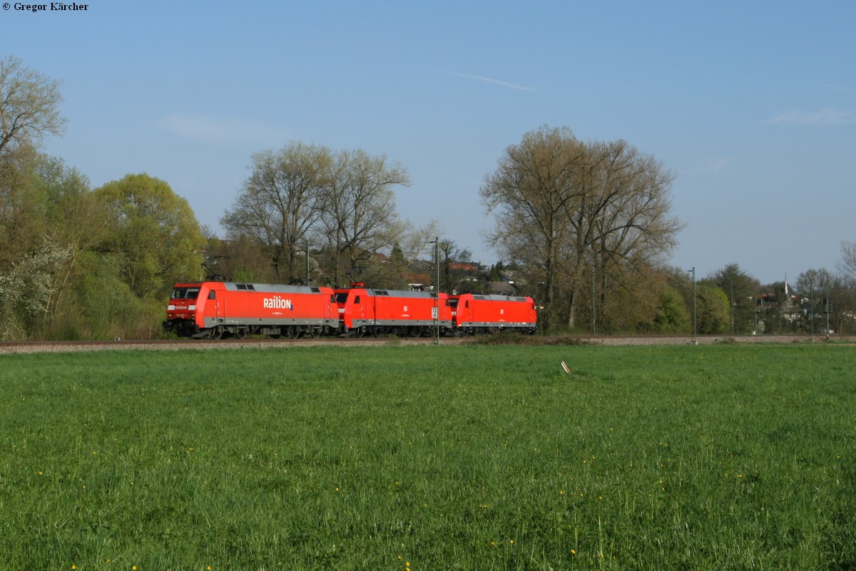 152 050 mit Schwesterlok und unbekannter 185 im Schlepp Richtung Mannheim bei Diedelsheim, 23.04.2013.
