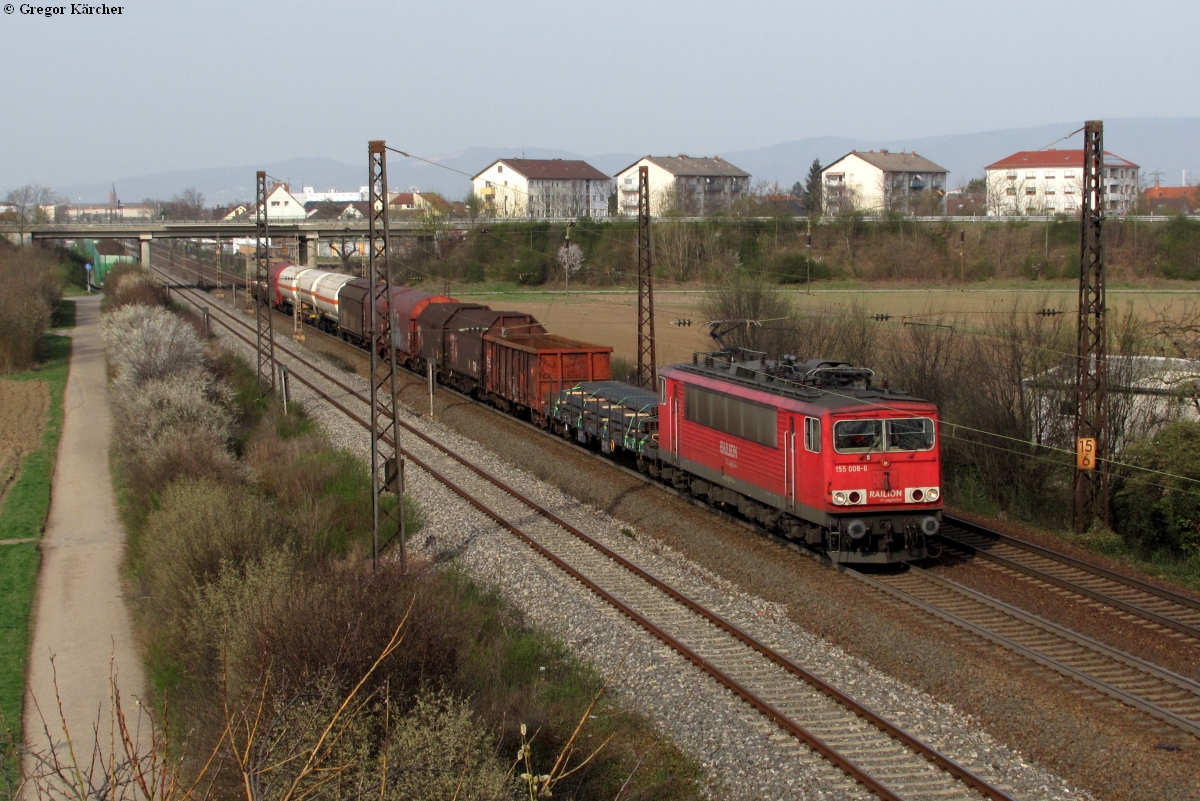 155 008 mit einem gemischten Güterzug bei Oftersheim, 22.03.2012.
