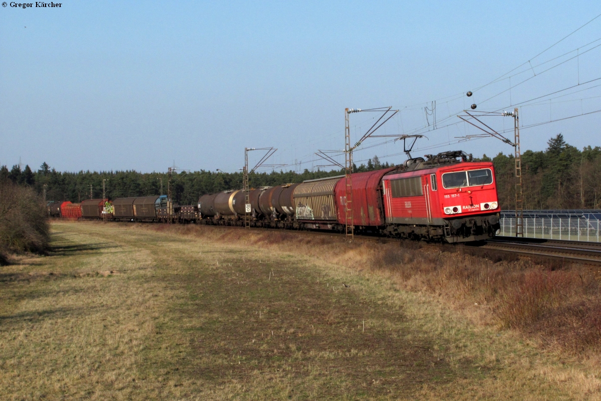 155 157 mit einem gemischten Güterzug Richtung Süden bei Waghäusel 22.03.2012. Diese Stelle ist Stand 2017 leider zugewuchert.