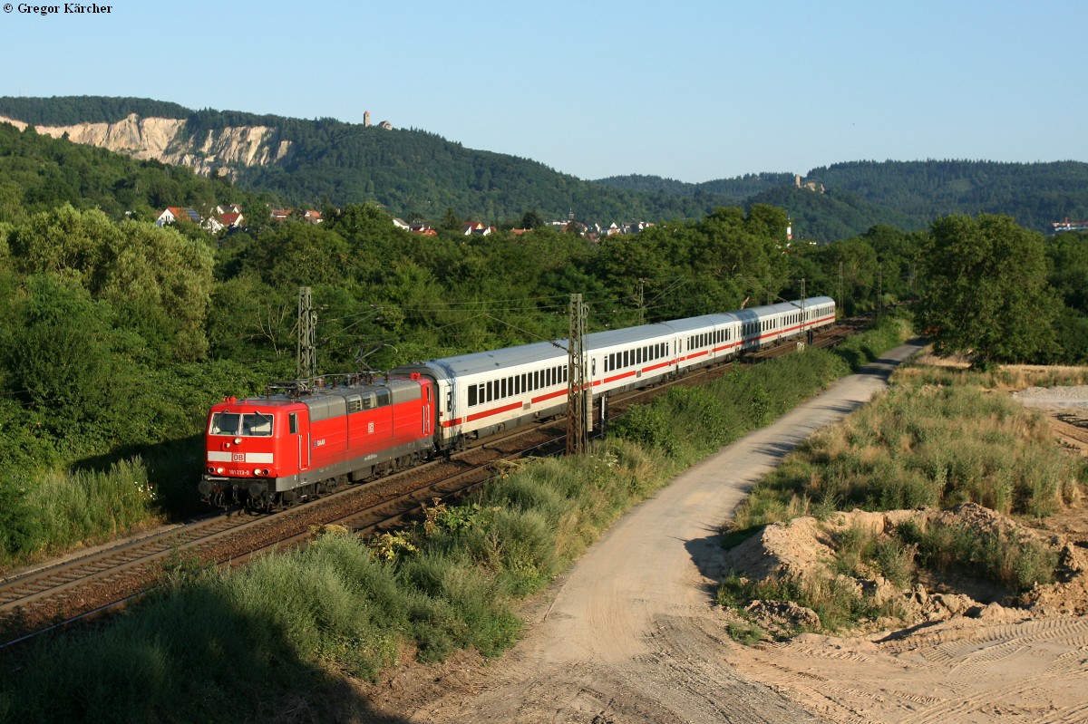 181 213 mit dem IC Saarbrücken-Frankfurt bei Weinheim-Sulzbach am 21.07.2013. Leider gibt es den Zug wie auch das Motiv, verunstaltet durch die neue Straße , damals noch im Bau, so nicht mehr.
