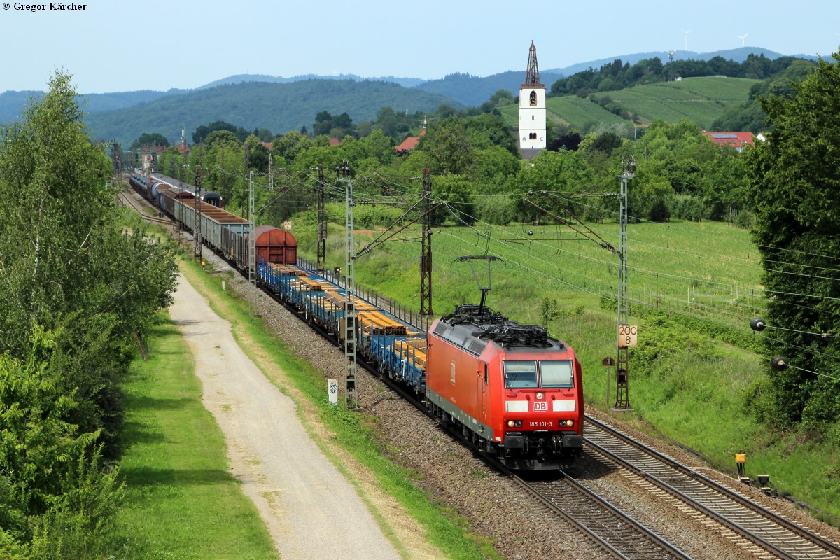 185 101 mit einem gemischten Güterzug Richtung Süden bei Denzlingen, 07.06.2014. Im Hintergrund rechts ist noch der EC nach Norden erkennbar.