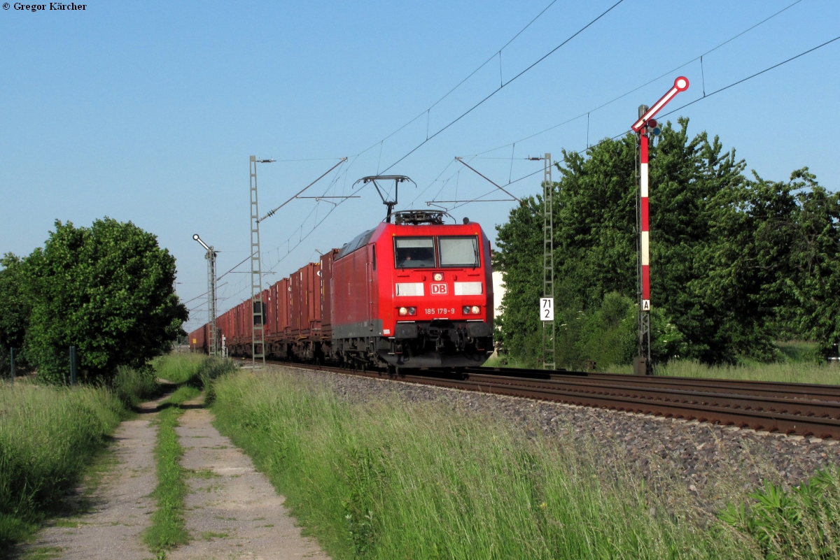 185 179 mit einem Containerzug Richtung Norden an der BK Basheide bei Durmersheim, 25.05.2012.