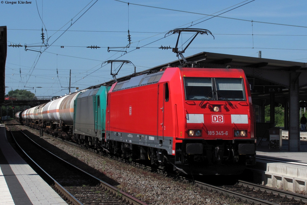 185 345 und 185 612 mit einem Ganzzug Druckgaskesselwagen bei der Durchfahrt in Karlsruhe-Durlach, 18.05.2011.