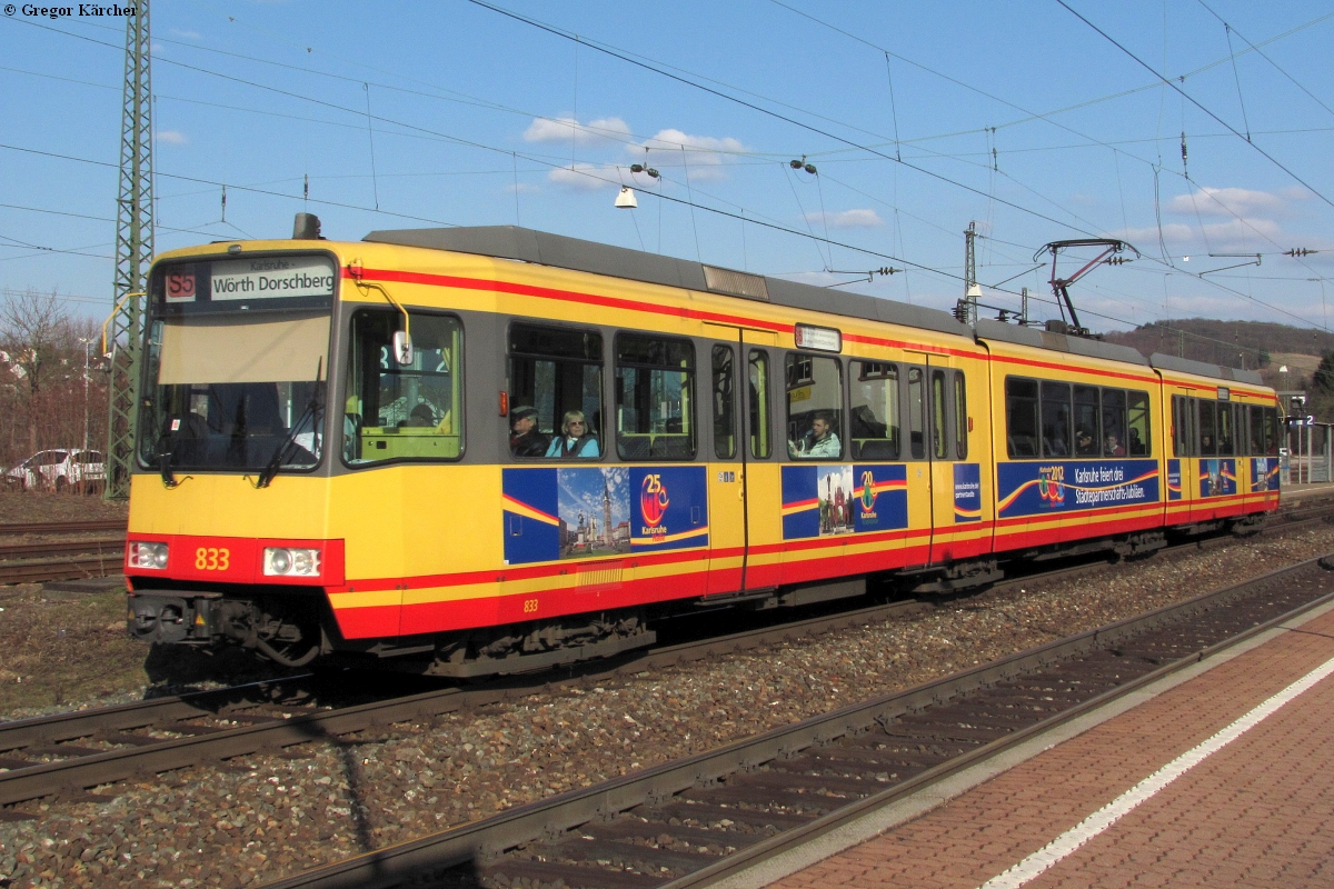 2012 feierte die Stadt Karlsruhe 3 Partnerschaftsjubiläen. Darauf machte der TW 833 mit seiner Werbung aufmerkasam. Aufgenommen am 06.03.2012 in Wilferdingen-Singen.