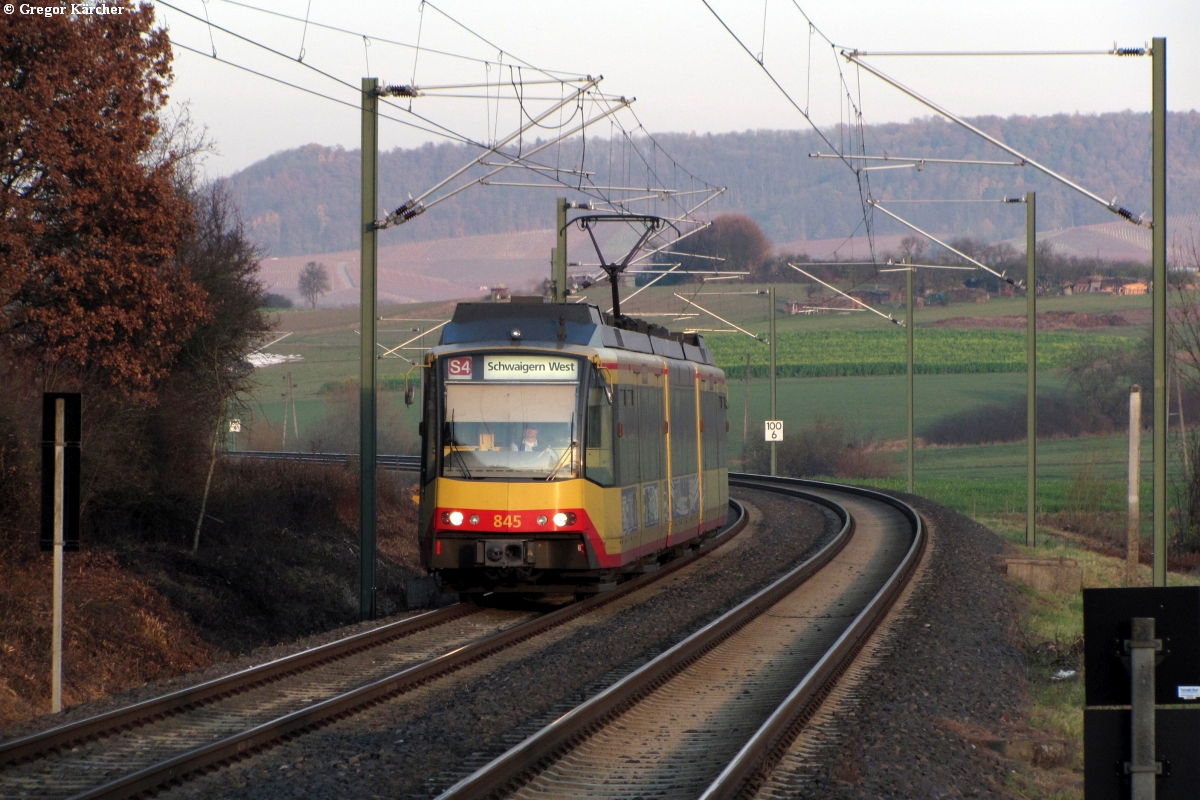 Als die Sonne beim Abschalten war fährt Ex RegioBistro TW 845 noch vor die Linse. Wieslensdorf, 19.11.2011.