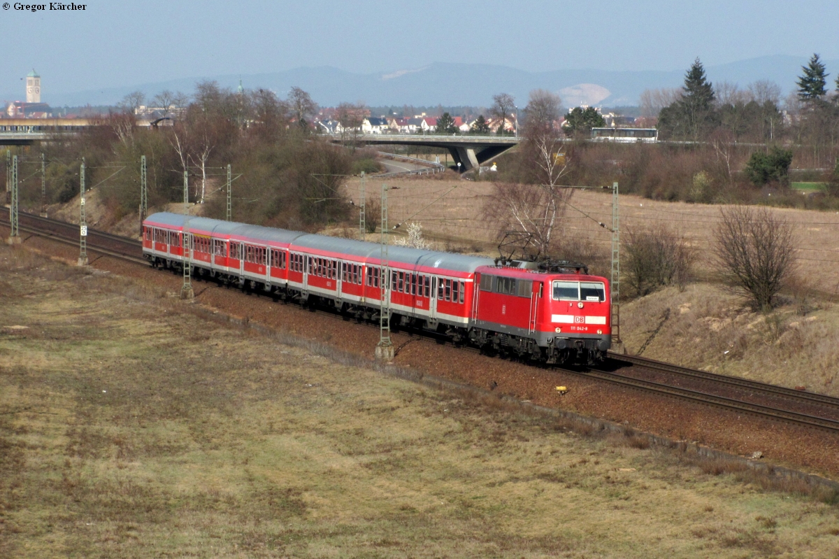 Die 111 042 mit der nachmittäglichen RB 2 nach Karlsruhe Hbf bei Neulußheim, 22.03.2012.