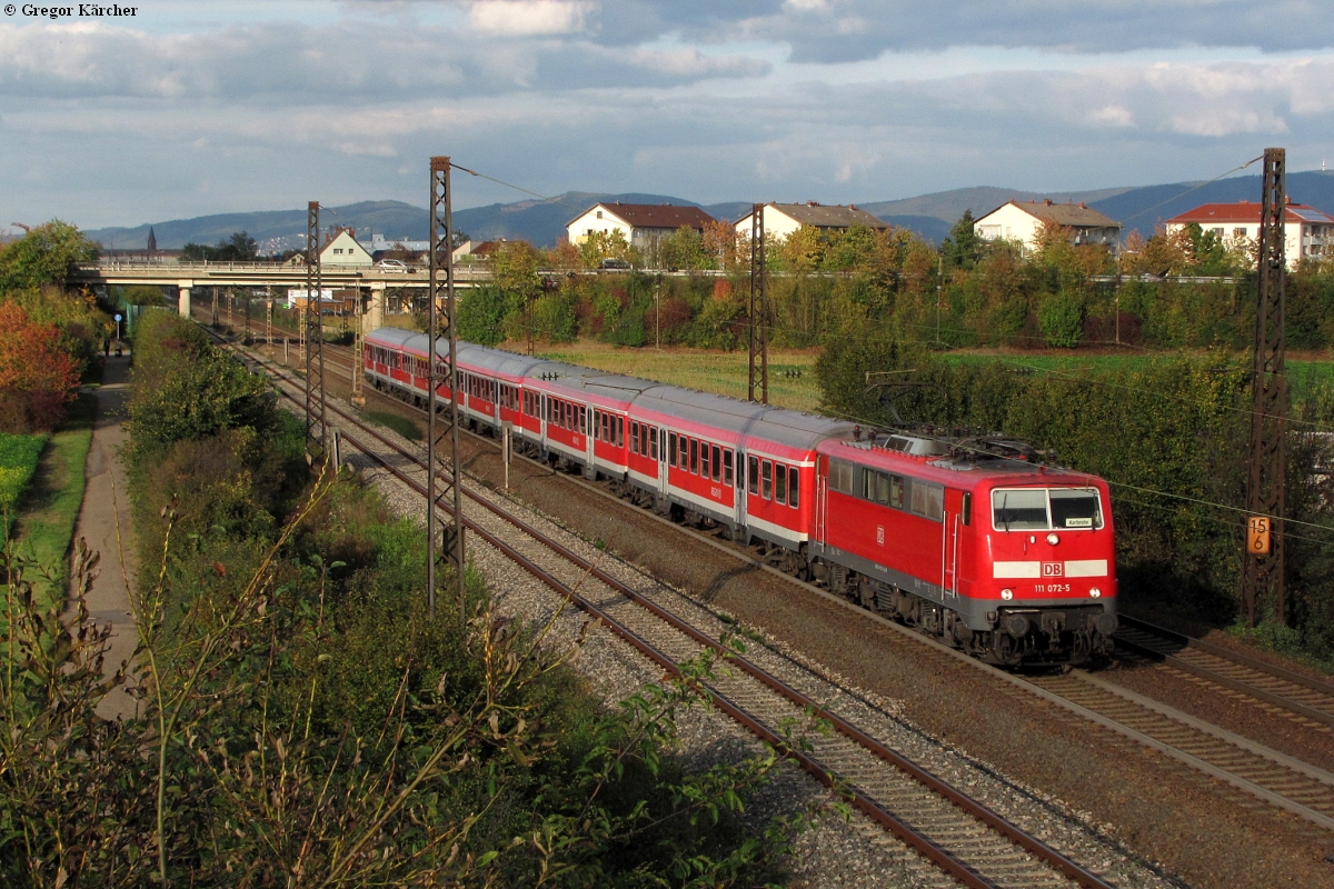Die 111 072 mit einer RB 2 von Mannheim nach Karlsruhe bei Oftersheim am 13.10.2011.