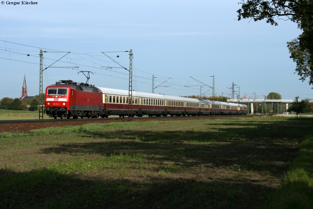 Die 120 114 mit einem Sonderzug bei Graben-Neudorf, 17.10.2012.