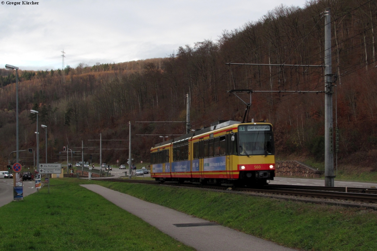 Die Aero-Tram (TW 560) auf dem Weg nach Bad Herrenalb. Leider war zum Zeitpunkt der Aufnahme der markante Luftmesser auf dem Dach nicht montiert. Mit diesem misst das KIT die Luftqualität auf den Linien S1, S11 und S2. Aufgenommen am 01.12.2011.
