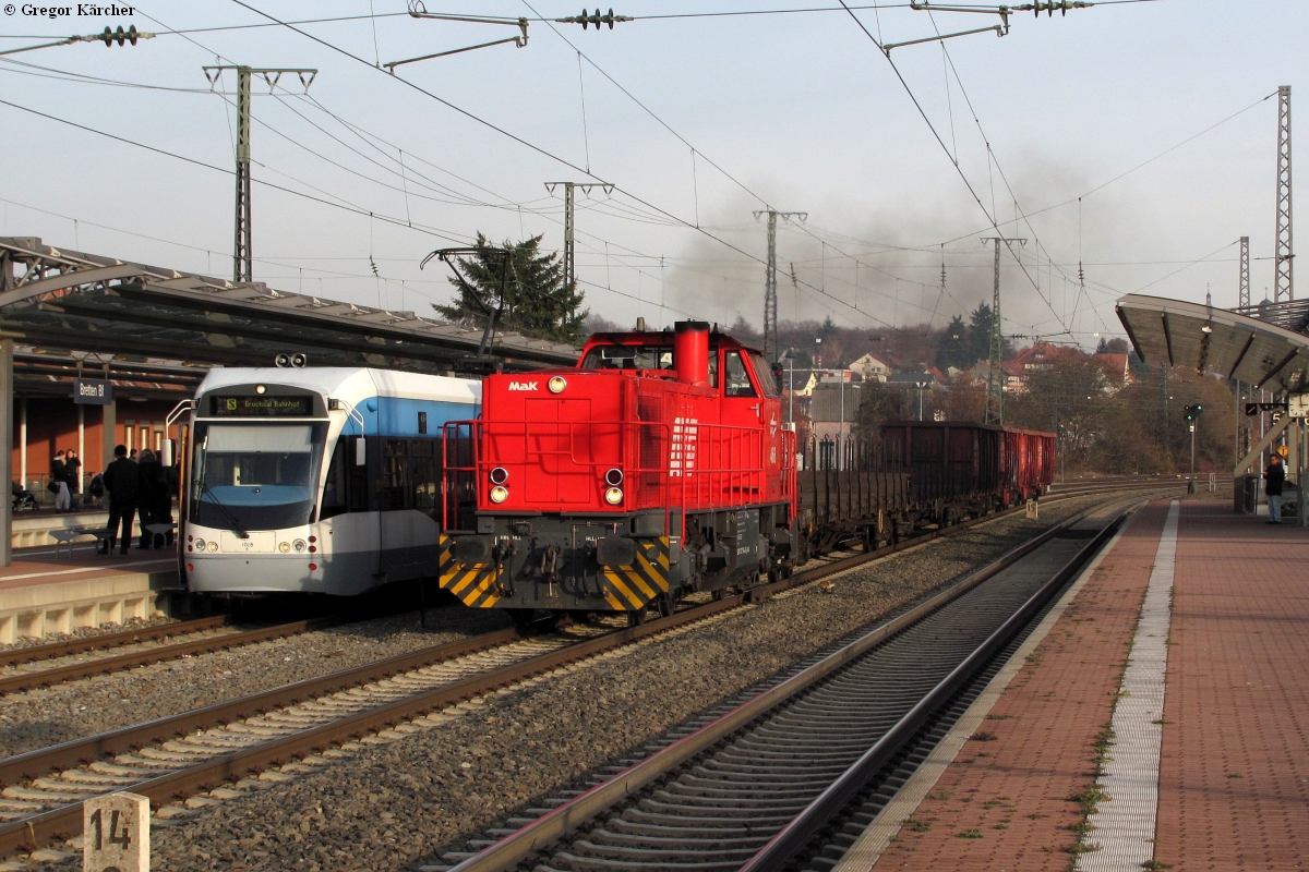 Die AVG 468 (277 904) mit dem DGZ 91222 (Eppingen-Bruchsal) bei der Durchfahrt im Bahnhof Bretten. Dabei überholt sie TW 1018 der Saarbahn, die als S9 nach Bruchsal in Bretten hält. Aufgenommen am 25.11.2011.