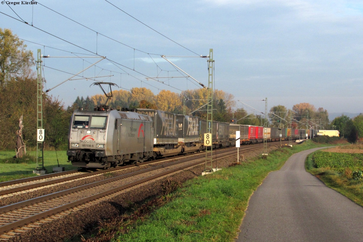 Die für TX Logistik fahrende 185 538 mit einem KT Richtung Stuttgart bei Helmsheim am 28.10.2011.