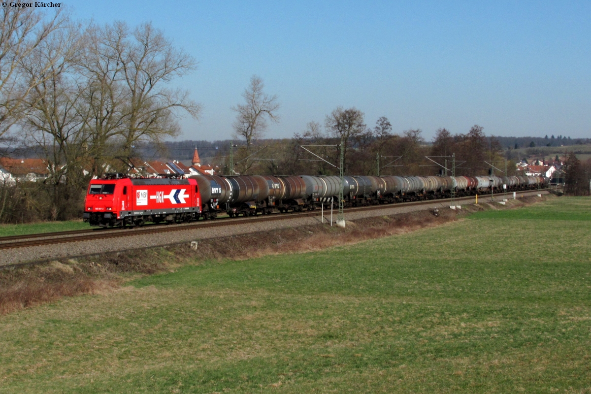 Die HGK 185 587 mit einem Ölzug Richtung Stuttgart bei Heidelsheim, 20.03.2012.