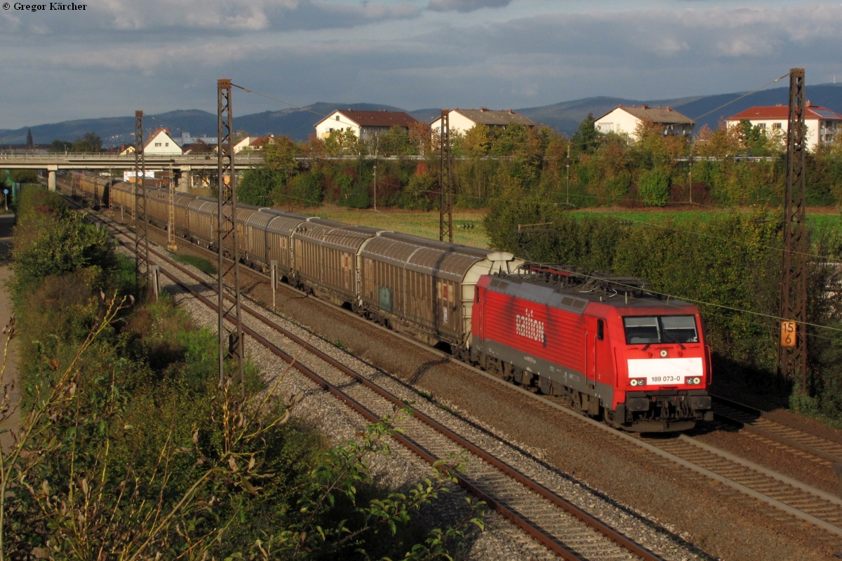 Die Railion 189 073 mit einem Ganzzug aus gedeckten Güterwagen Richtung Süden bei Oftersheim, 13.10.2011.