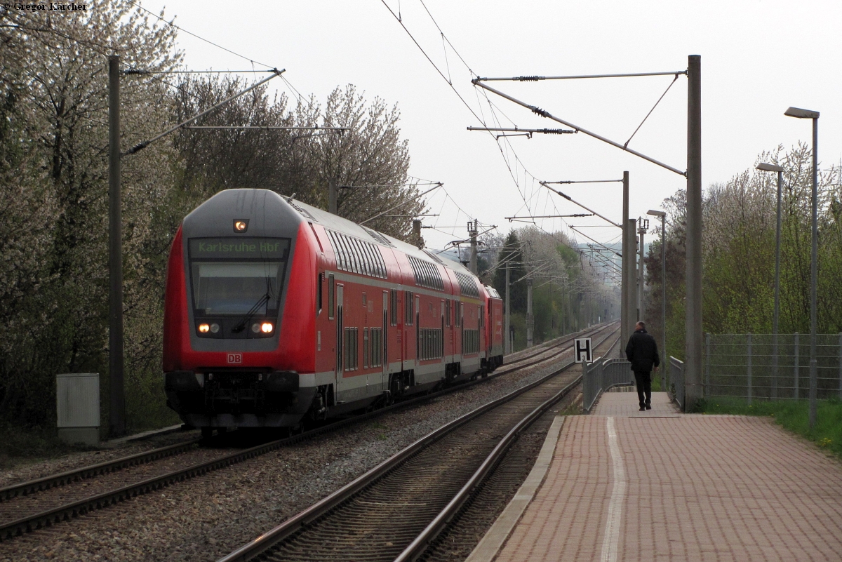 Ein umgeleiteter RE bei der Durchfahrt in Jöhlingen Bahnhof, 15.04.2012.