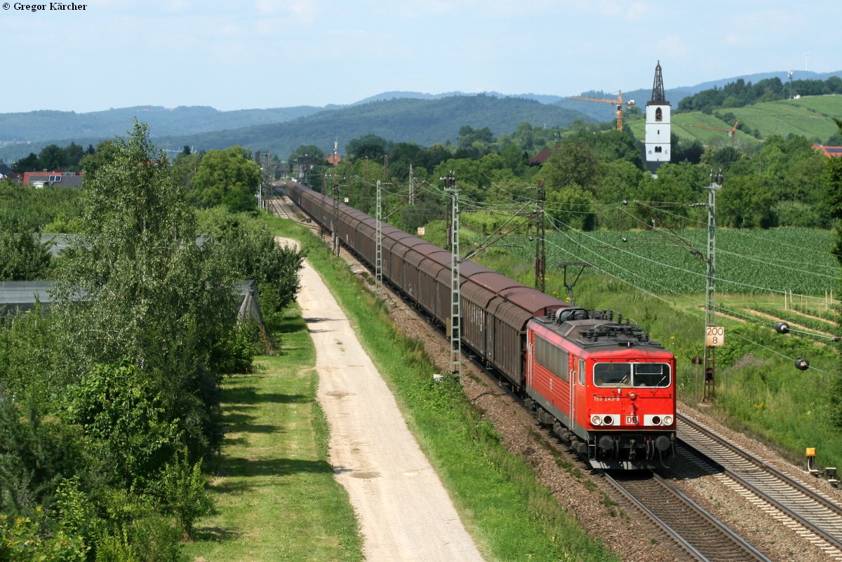Eine alte E-Lok südlich von Karlsruhe kam schon zum Aufnahmezeitpunkt dieses Bildes sehr selten vor. Am 06.07.2013 zog die 155 243 den Red Bull Güterzug (GB *** Wanne-Eickel - Bludenz) durch Denzlingen.