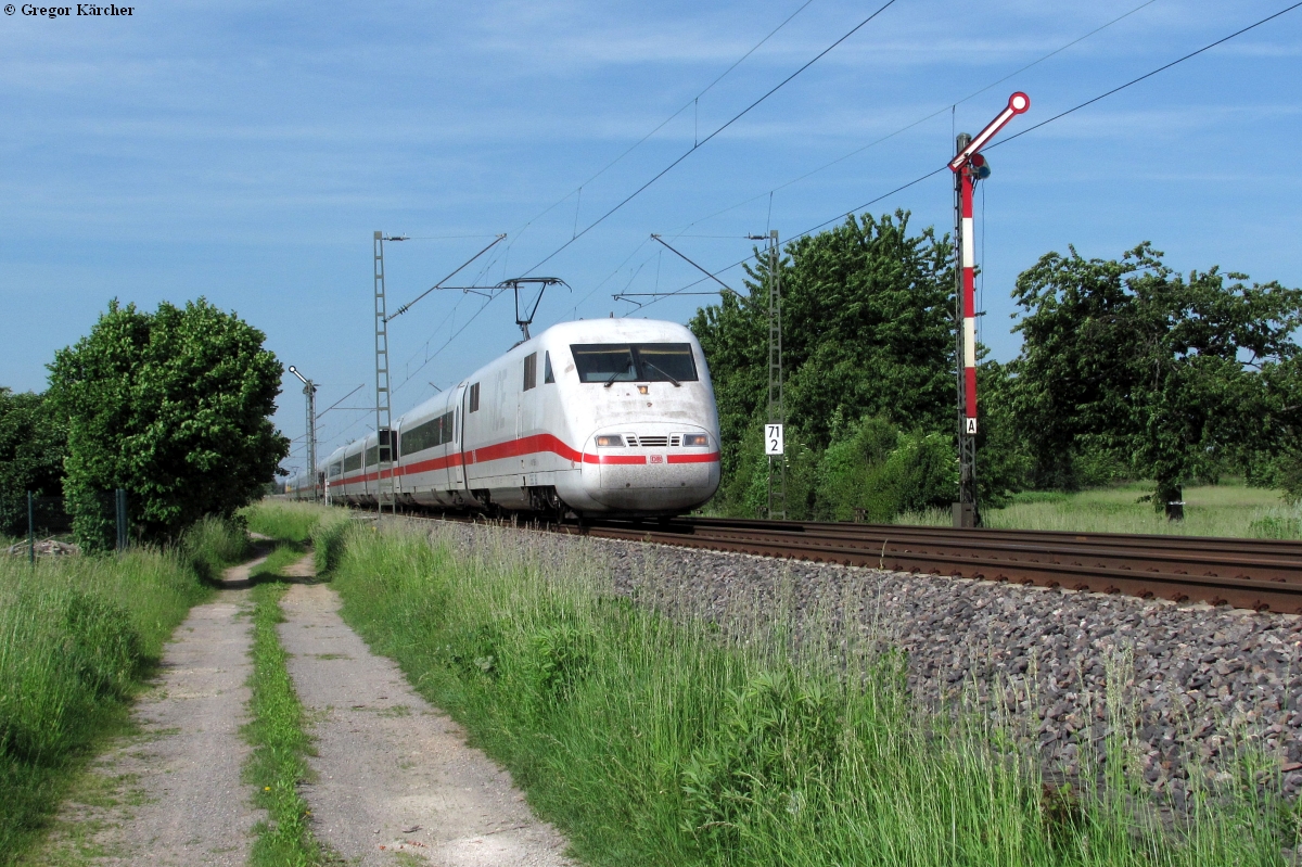 Eine Baureihe 401 an der BK Basheide bei Durmersheim, 25.05.2012.
