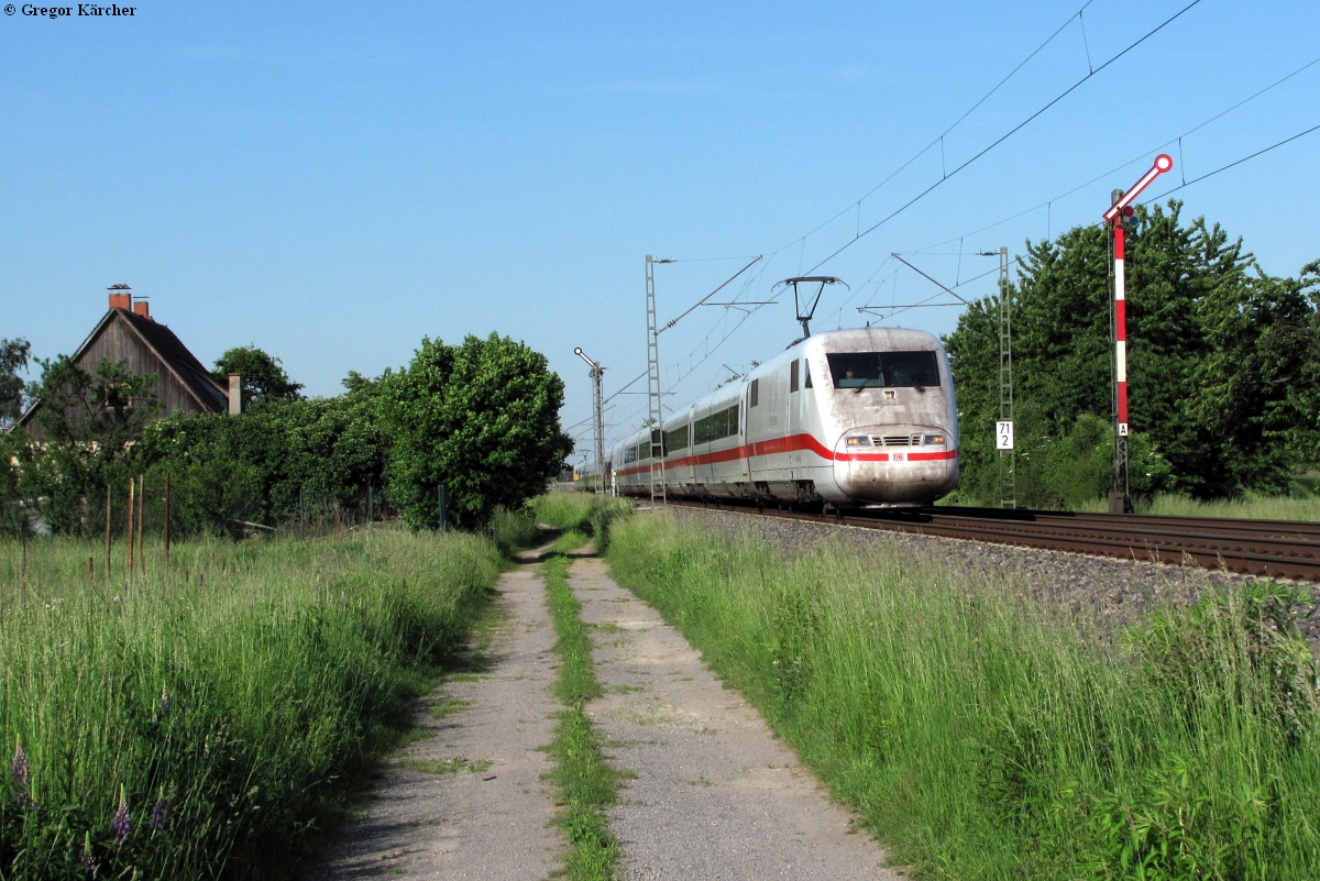 Eine stark verschmutzte Baureihe 401 an der BK Basheide bei Durmersheim, 25.05.2012.