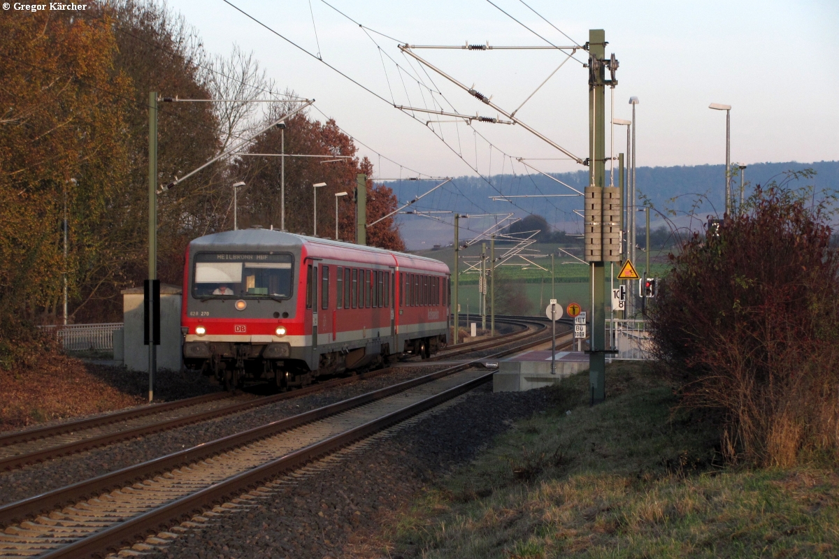 Kurz bevor die Sonne ganz verschwand fuhr 628 270 als Hohenlohe-Express am Haltepunkt Wieslensdorf vorbei. Aufgenommen nam 19.11.2011.