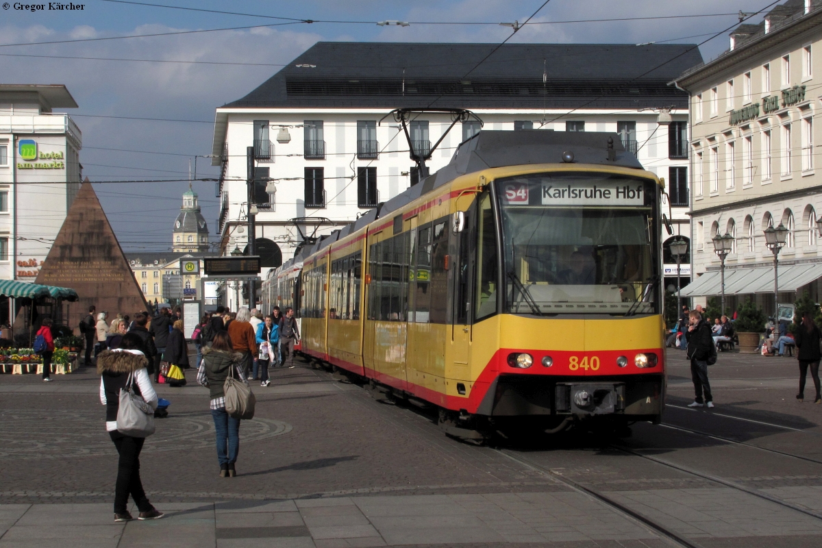 Leider endgültig Geschichte ist der oberirdische Schienenstrang in der Karl-Friedrich-Straße Karlsruhe. Als TW 840 und TW 84* dort am 12.03.2012 an der Haltestelle Marktplatz hielten war von den Bauarbeiten der Kombilösung noch nichts zu sehen.