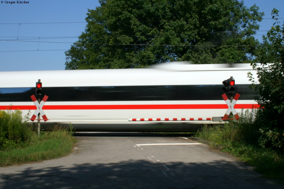 Mal ein kleines Experiment mit langer Verschlusszeit an einem Bahnübergang, der leider auch schon Geschichte ist. Zu sehen ist der südliche Bahnübergang im Wald bei Niederbühl mit einem durchfahrenden ICE der Baureihe 403. Der Bahnübergang wurde im Rahmen des Rastatter Tunnel mittlerweile beseitigt. Aufgenommen am 24.07.2012.