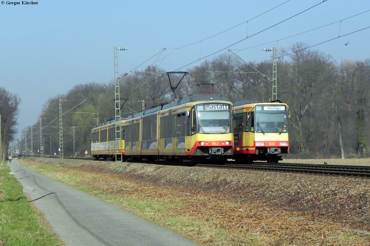 Manchmal passt einfach alles. Eine Zugbegegnung auf einer zweigleisigen Strecke festzuhalten erfordert schon viel Glück. TW 883 mit der Werbung AVG-Reisen und TW 823 begegnen dem TW 832 bei Weingarten. 15.03.2012.