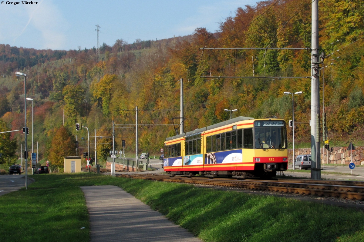 Rückschuss auf den Panoramatriebwagen 552 bei Busenbach am 30.10.2011.