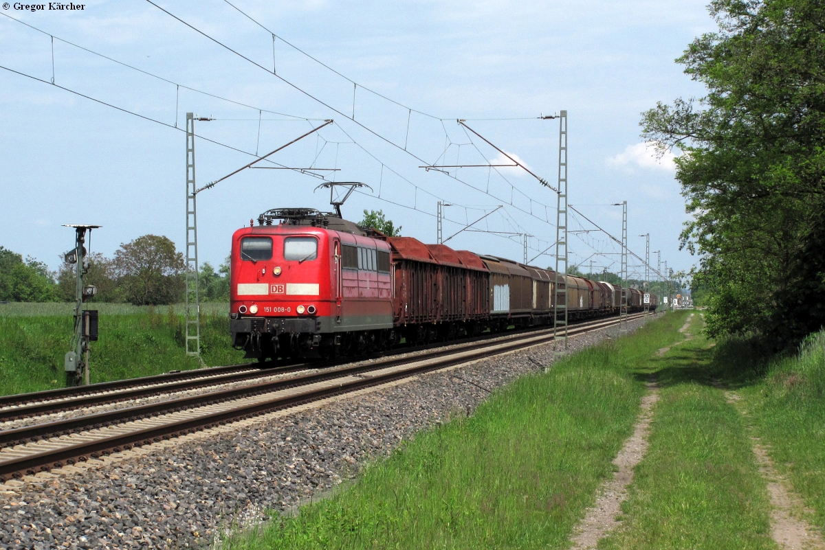 Schon 2012 eher selten auf der Rheintalbahn anzutreffen war die Baureihe 151. Am 19.05.2012 zog die 151 008 einen gemischten Güterzug Richtung Süden und wurde am Vorsignal der BK Basheide bei Forchheim fotografiert.