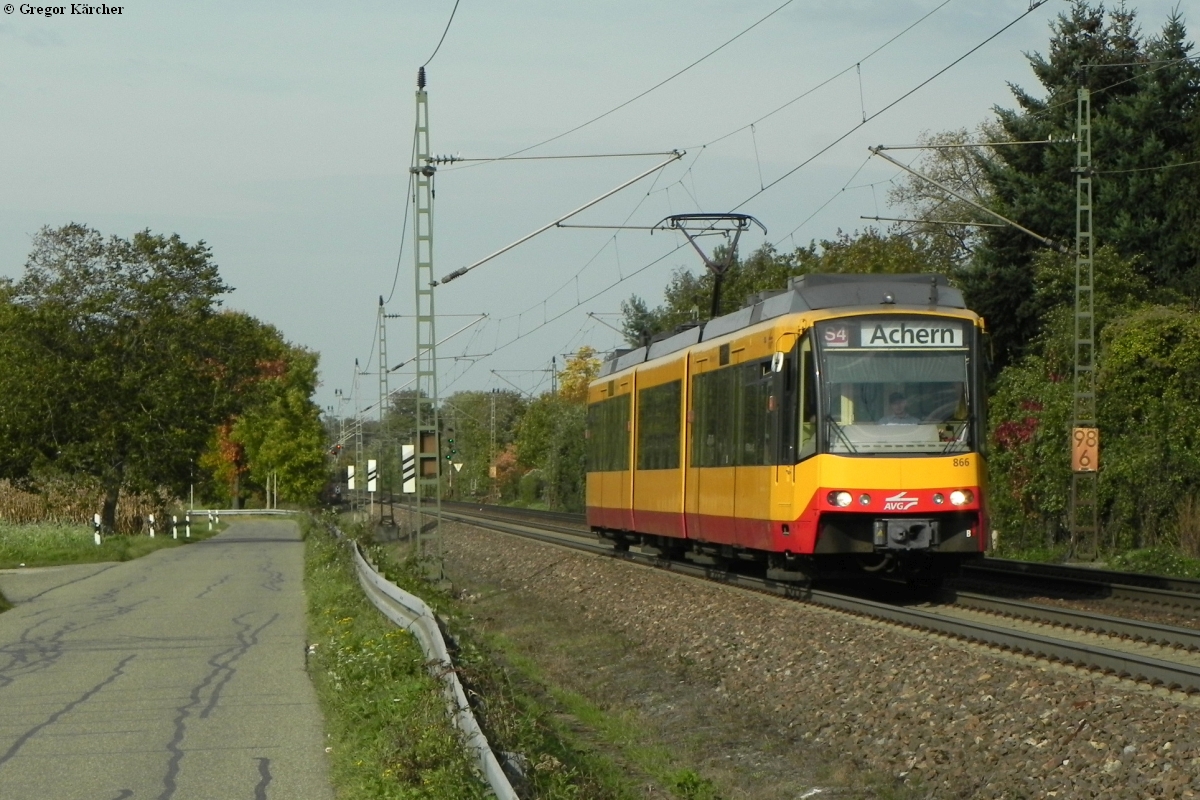 Triebwagen 866 im neuen Look (mit AVG-Logo an der Front) bei Rastatt-Niederbühl am 18.10.2011. Dieser Anblick ist durch den Bau des Tunnels leider schon Geschichte, der Standpunkt während der Bauphase nicht zugänglich.