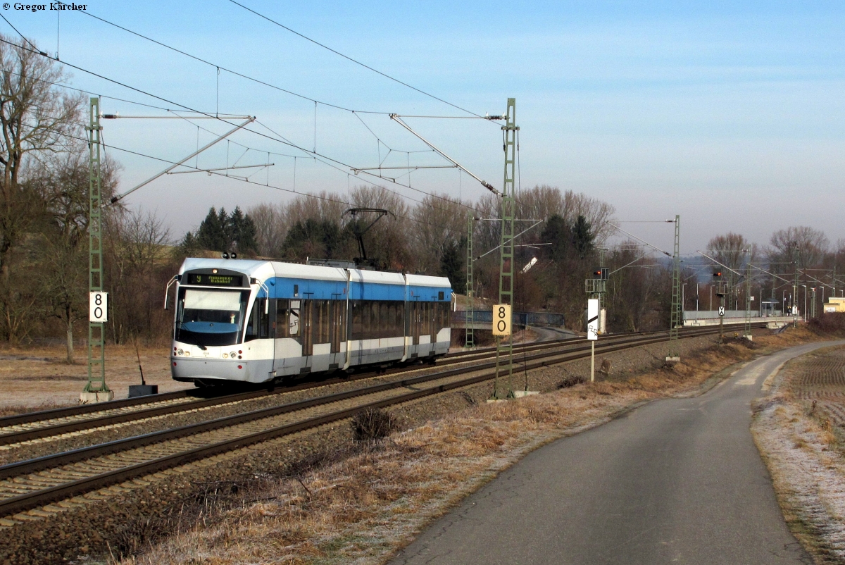 TW 1018 der Saarbahn im Dienst der AVG bei Helmsheim, 21.02.2012.