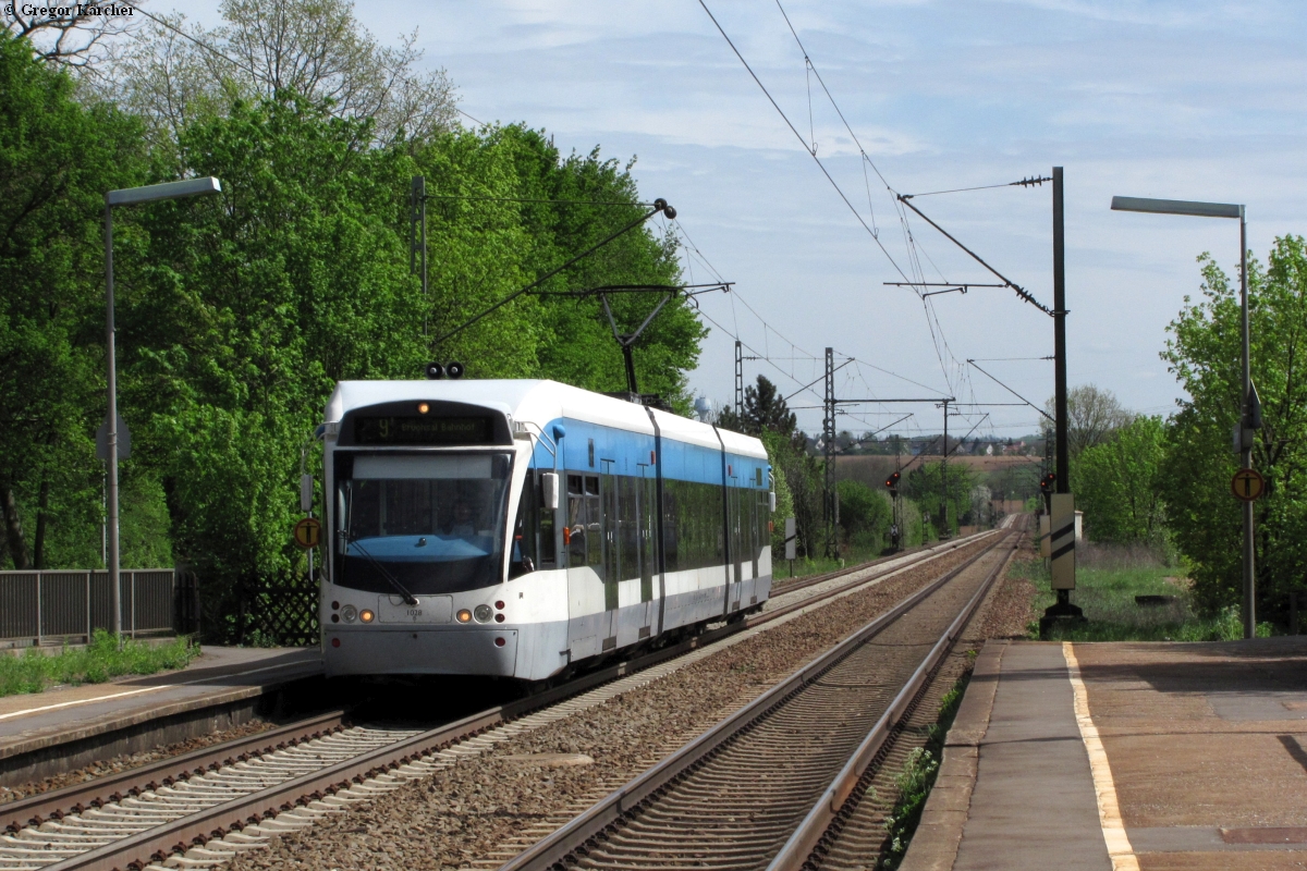 TW 1028 der Saarbahn bei der Einfahrt in Ötisheim, 01.05.2012.