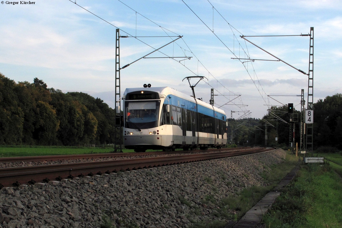 TW 1028 der Saarbahn im Dienst der AVG als S9 nach Bruchsal bei Helmsheim, 02.10.2010.