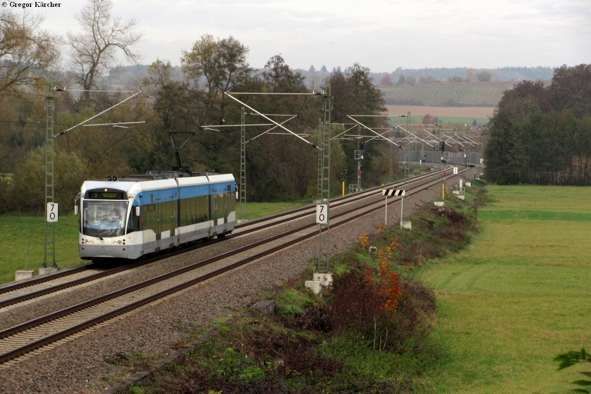 TW 1028 der Saarbahn im Dienst der AVG bei Heidelsheim am 04.11.2011.