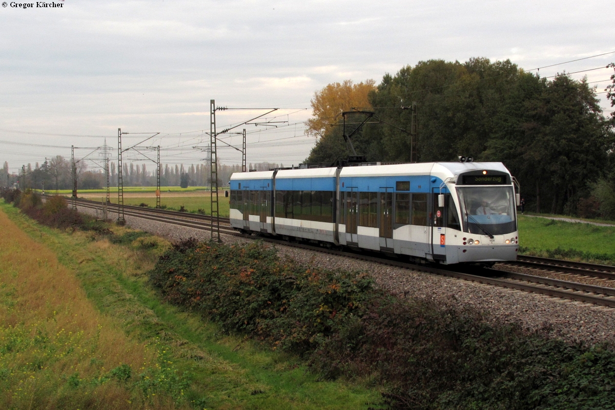 TW 1028 der Saarbahn war am 29.10.2011 auf Sonderfahrt Richtung Albtalbahn und Pfinzgaubahn nach Ittersbach. Aufgenommen bei Ettlingen West.