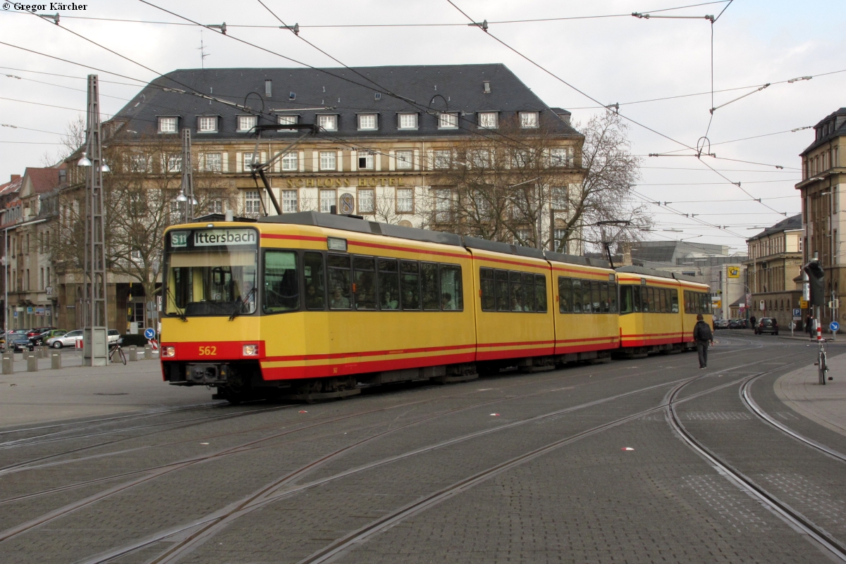 TW 562 und unbekannter GT6-80C am Bahnhofsvorplatz in Ka-Hbf, 12.03.2012.