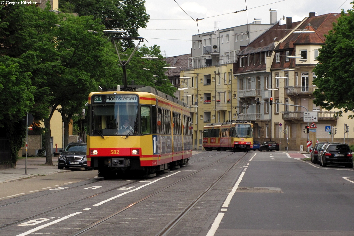 TW 582 und im Hintergrund TW 817 in der Gartenstraße kurz vor der Haltestelle Weinbrennerplatz, 08.06.2012.
