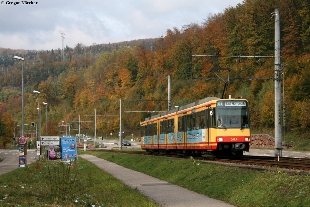 TW 583 mit Werbung für das Europabad Karlsruhe bei Busenbach, 28.10.2012.