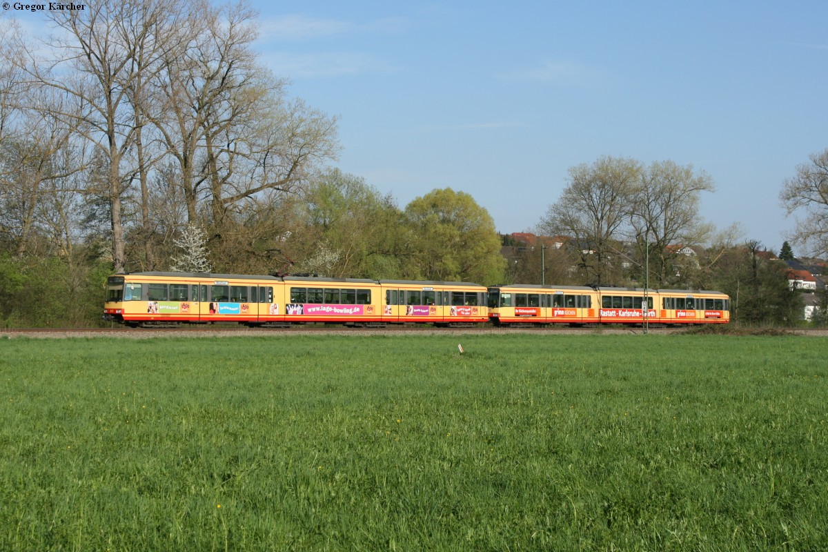 TW 805 und 817 als S9 nach Bruchsal bei Diedelsheim, 23.04.2013.