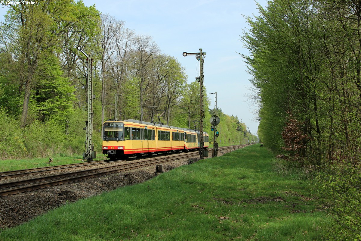 TW 810 und 882 als S4 nach Achern am Einfahrhauptsignal Forchheim, 07.04.2014.