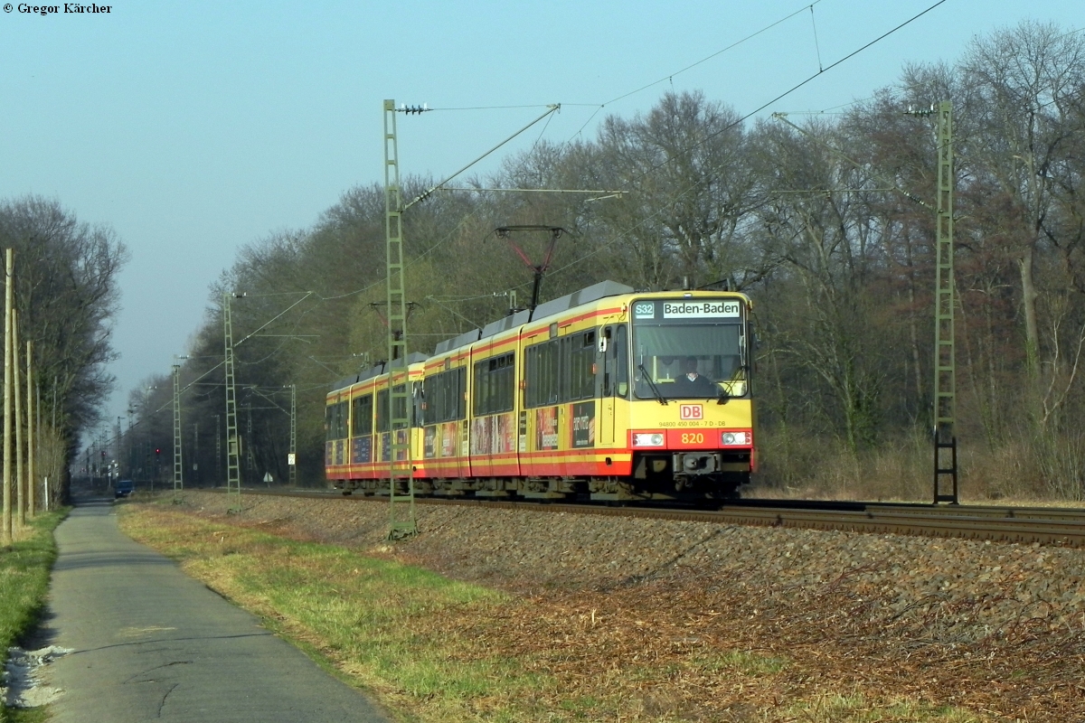 TW 820 mit dem DB-Keks auf der Front und Werbung für die Experimenta Heilbronn und TW 832 bei Weingarten, 15.03.2012.