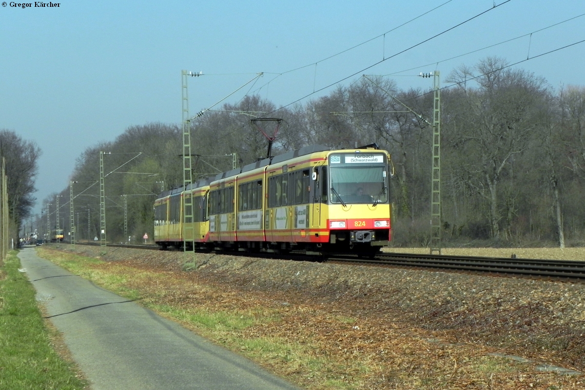 TW 824 mit Werbung für die AOK und unbekannter Bruder bei Weingarten. Im Hintergrund ist noch der Gegenzug Richtung Norden zu erkennen. Weingarten, 15.03.2012.
