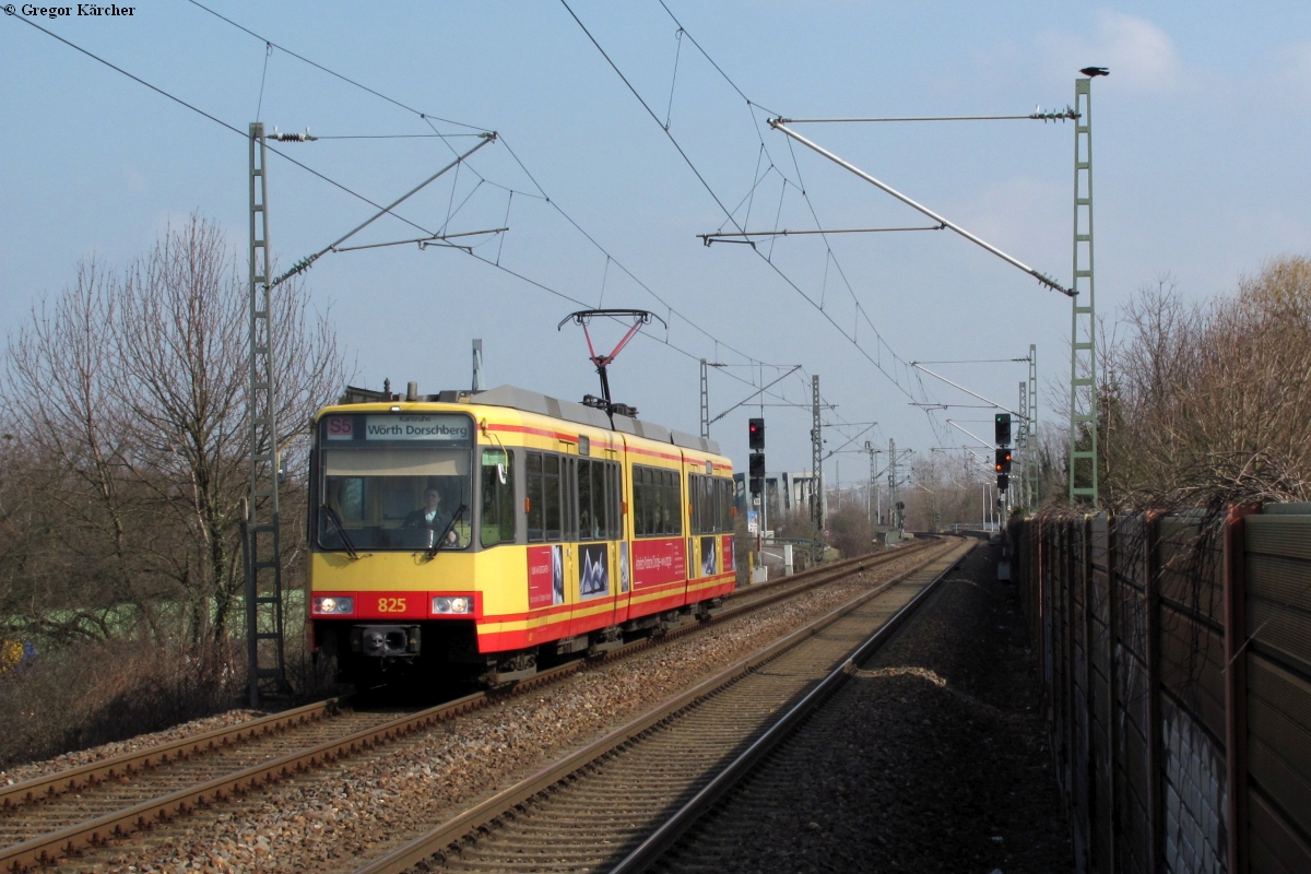 TW 825 mit der Werbung der Klinik am Stadtgarten Karlsruhe bei Maximiliansau-West, 19.03.2012.