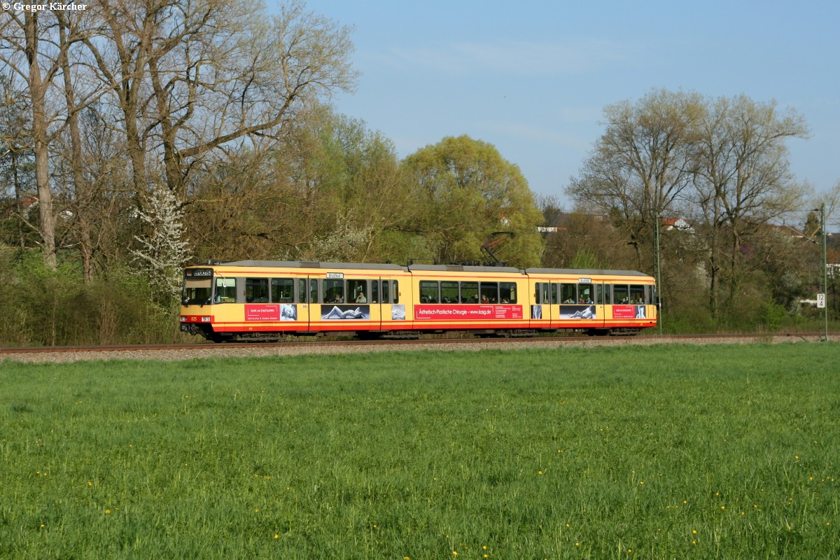 TW 825 mit der Werbung zur Klinik am Stadtgarten auf der S9 nach Bruchsal bei Diedelsheim, 23.04.2013.
