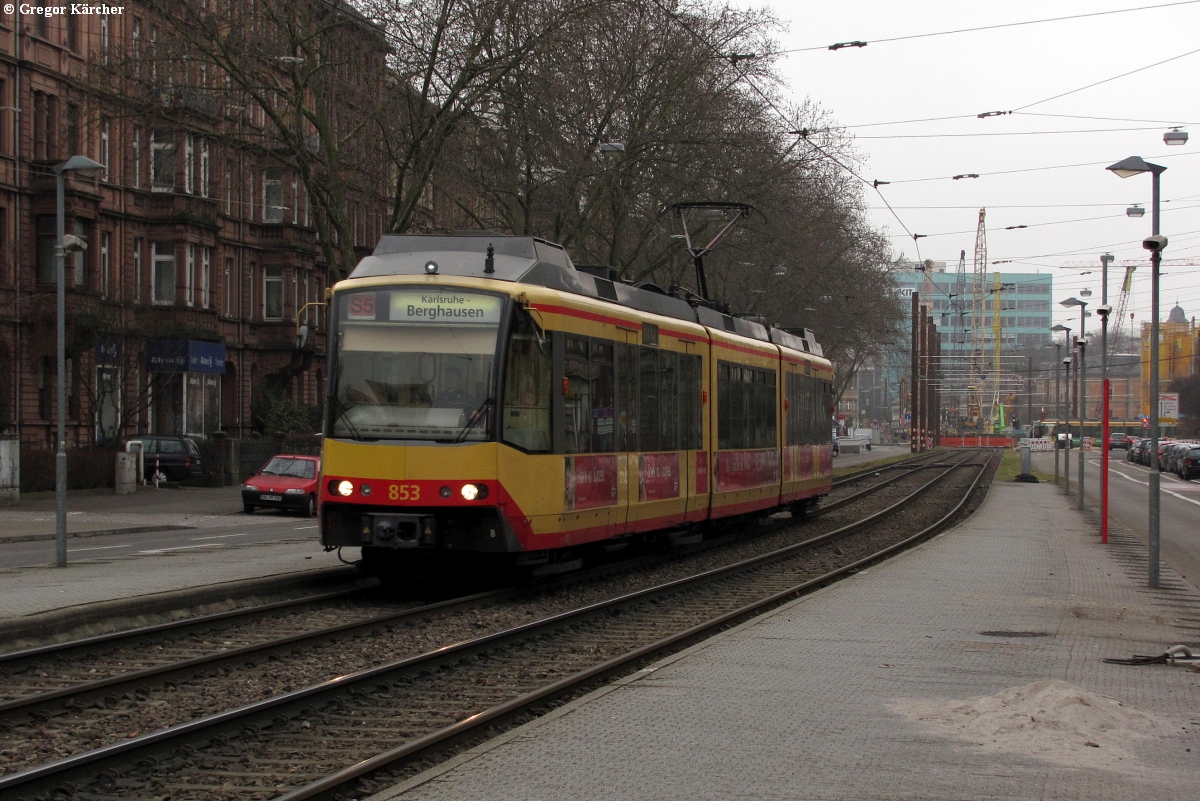 TW 853 mit Werbung für die kvv-Kombikarte an der alten Haltestelle Gottesauer Platz, 03.03.2012.
