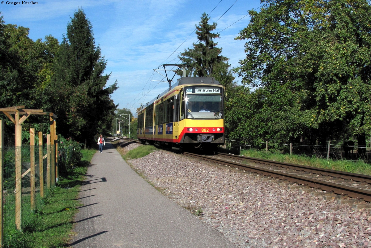TW 882 noch im alten Look mit der KVV-Eigenwerbung City- / Regio-Quattro. zwischen Ubstadt-Uhlandstr. und Ubstadt Ort, 06.10.2010.